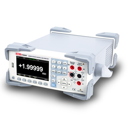 Multímetro de banco UNI-T UT8805E, blanco y gris, vista elevada en ángulo desde la derecha con la tapa superior y el puerto USB frontal