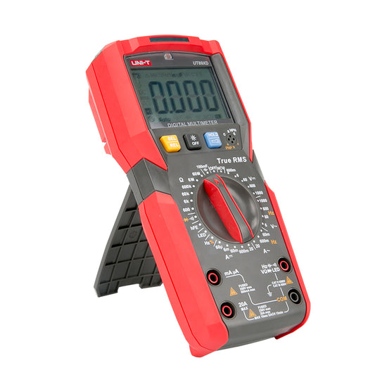 Multímetro digital UNI-T UT89XD, rojo y gris, vista en ángulo apoyado en su soporte con el selector