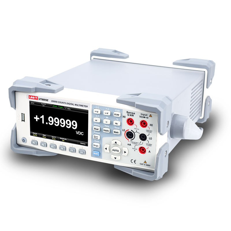 Multímetro de banco UNI-T UT8805E, blanco y gris, vista elevada en ángulo desde la derecha con la tapa superior y el puerto USB frontal