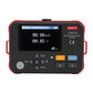 Medidor de resistencia interna de baterías UNI-T UT677A+, rojo y negro, vista frontal recta con los enganches laterales para la correa