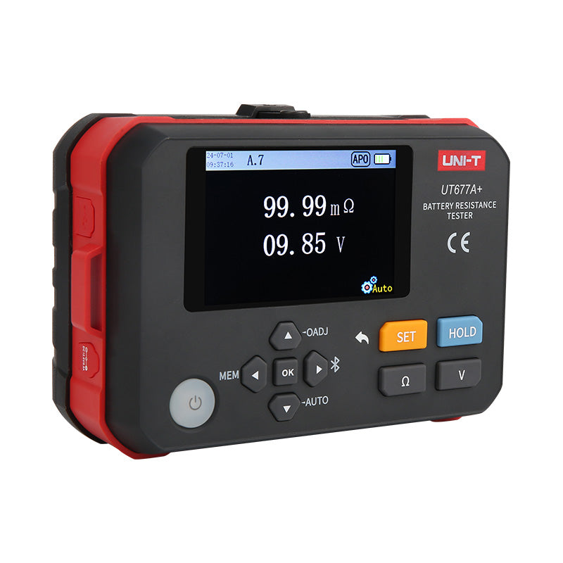 Medidor de resistencia interna de baterías UNI-T UT677A+, rojo y negro, vista en ángulo desde la izquierda