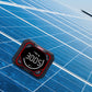 Medidor de ángulo digital UNI-T LM320E, negro y rojo, en uso sobre un panel solar marcando 30,05°