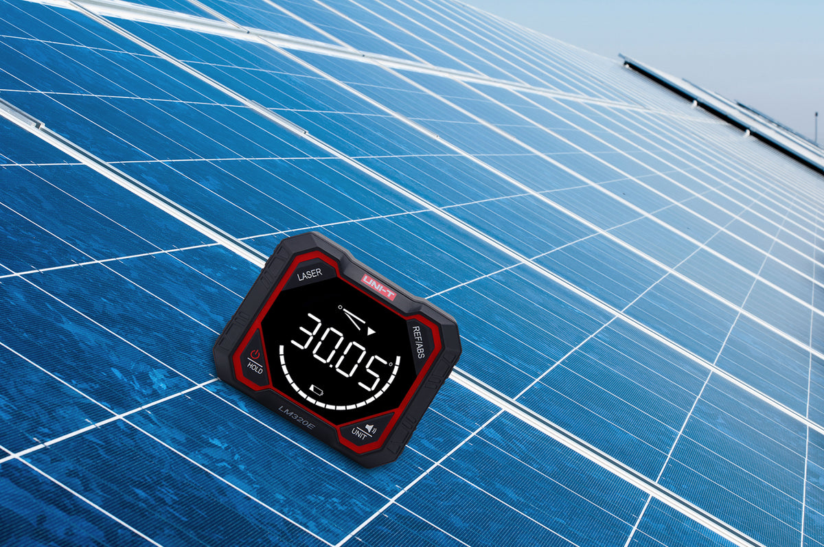 Medidor de ángulo digital UNI-T LM320E, negro y rojo, en uso sobre un panel solar marcando 30,05°