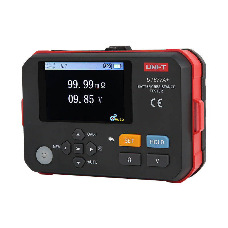 Medidor de resistencia interna de baterías UNI-T UT677A+, rojo y negro, vista en ángulo desde la derecha con la pantalla y las teclas